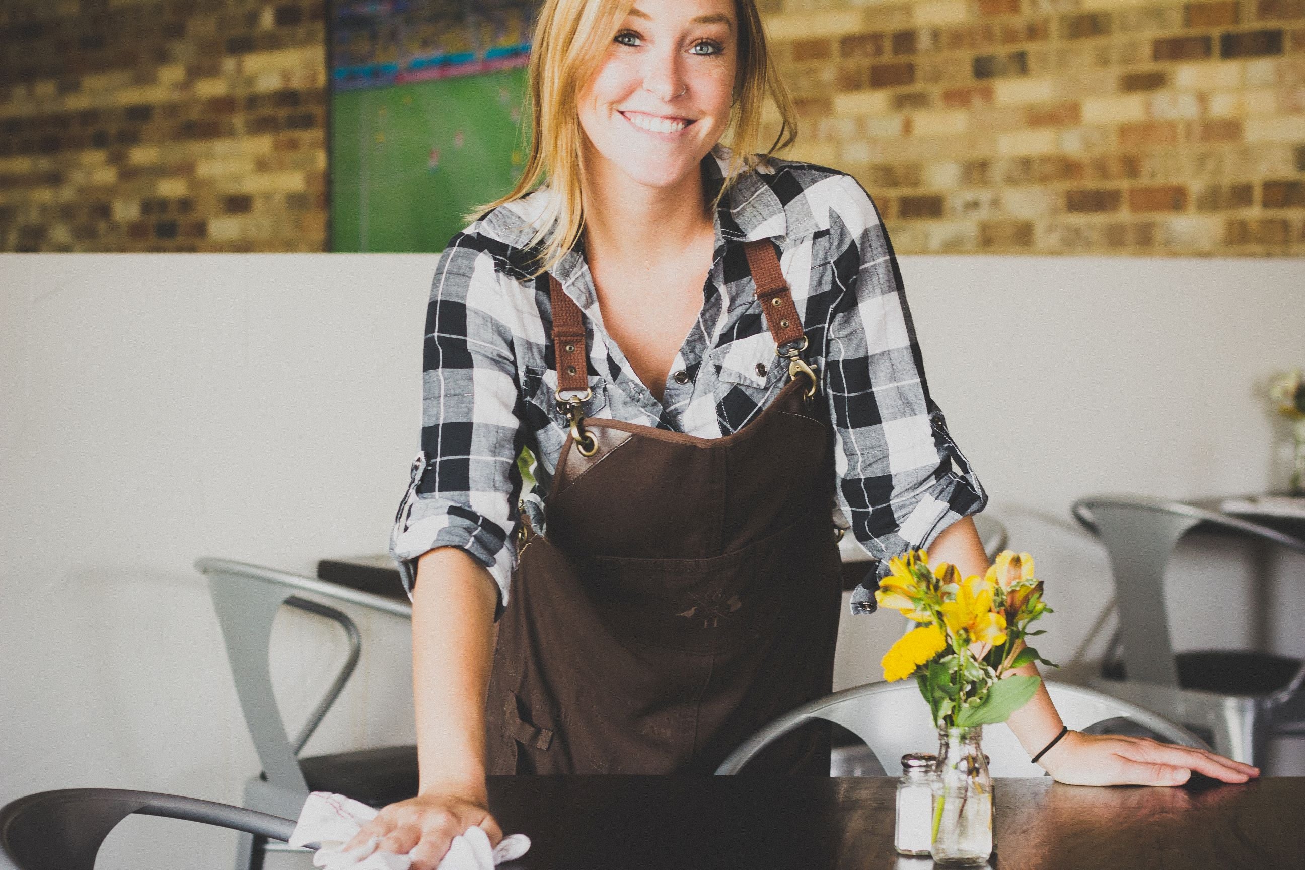 Woman wearing Savilino bib apron in a restaurant