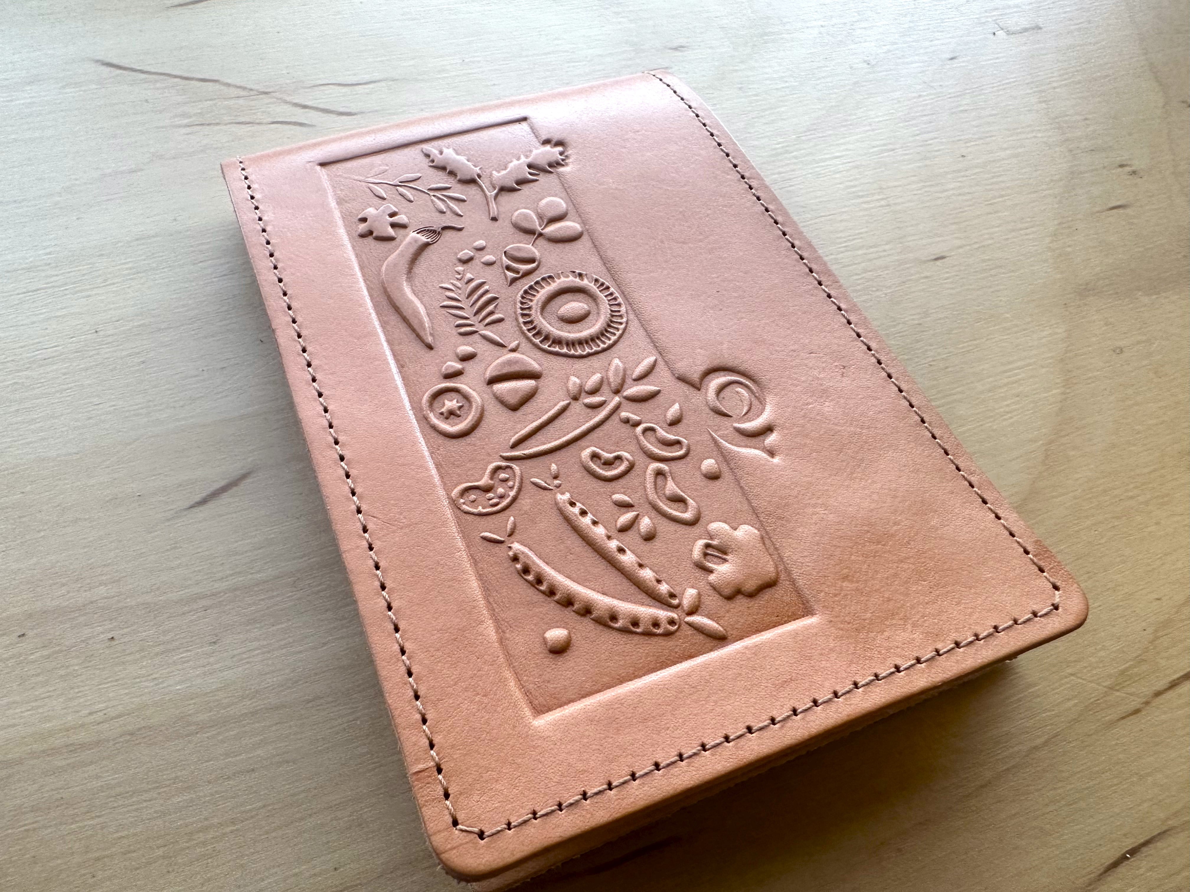 Debossed veg tan leather check presenter